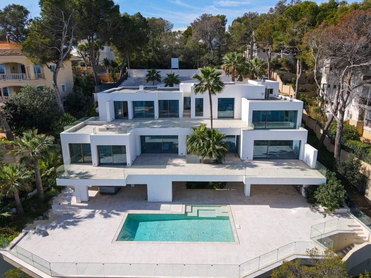 default An image of a luxury home with direct sea access, featuring elegant, contemporary architecture and expansive windows that capture breathtaking ocean views. The property is designed for seamless indoor-outdoor living, with a spacious terrace, private pool, and landscaped gardens that lead directly to the water. Inside, the home offers sophisticated finishes, spacious living areas, and high-end amenities, making it an ideal coastal retreat. The combination of luxury living and the tranquility of the sea creates an unparalleled living experience.