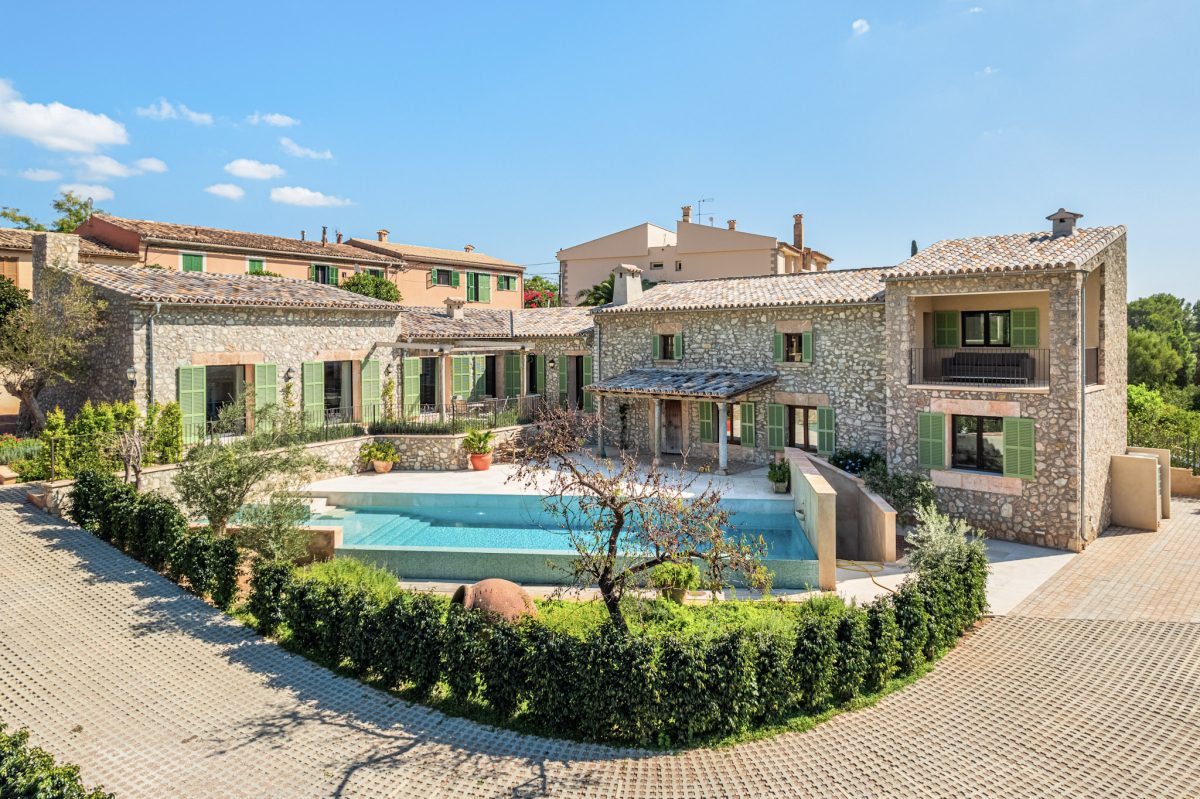 19-DJI_0679-HDR_HIGH An image of a newly built home with charm in Es Capdella, combining modern design with traditional Mediterranean elements. The house features clean lines, large windows, and a seamless integration with its natural surroundings. Inside, the home boasts an open layout with high-end finishes, creating a bright and inviting atmosphere. The property includes a well-manicured garden, a private pool, and outdoor living spaces, offering both luxury and comfort in the peaceful, picturesque village of Es Capdella.