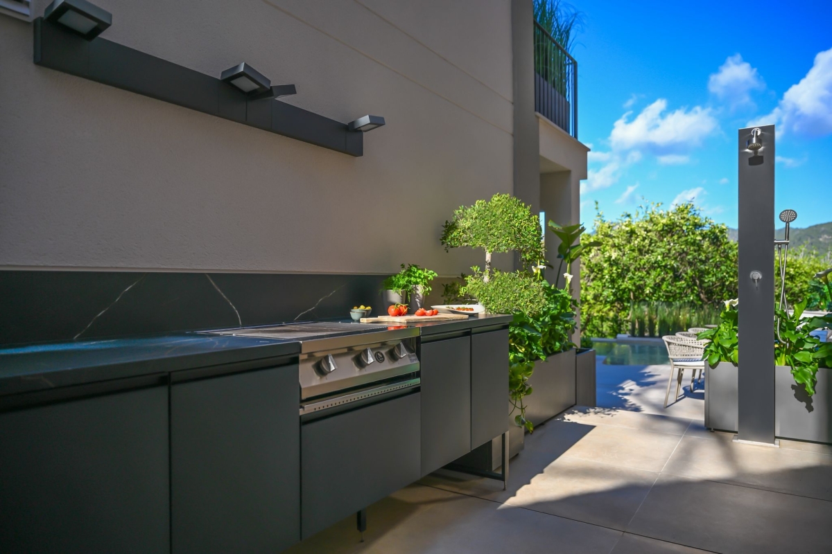 outdoor kitchen